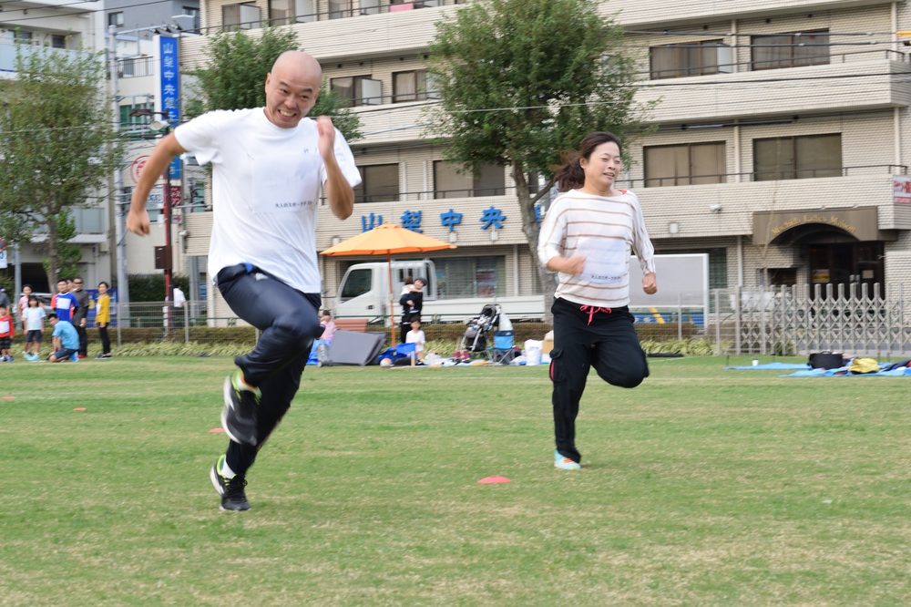 芝生広場で全力疾走する参加者