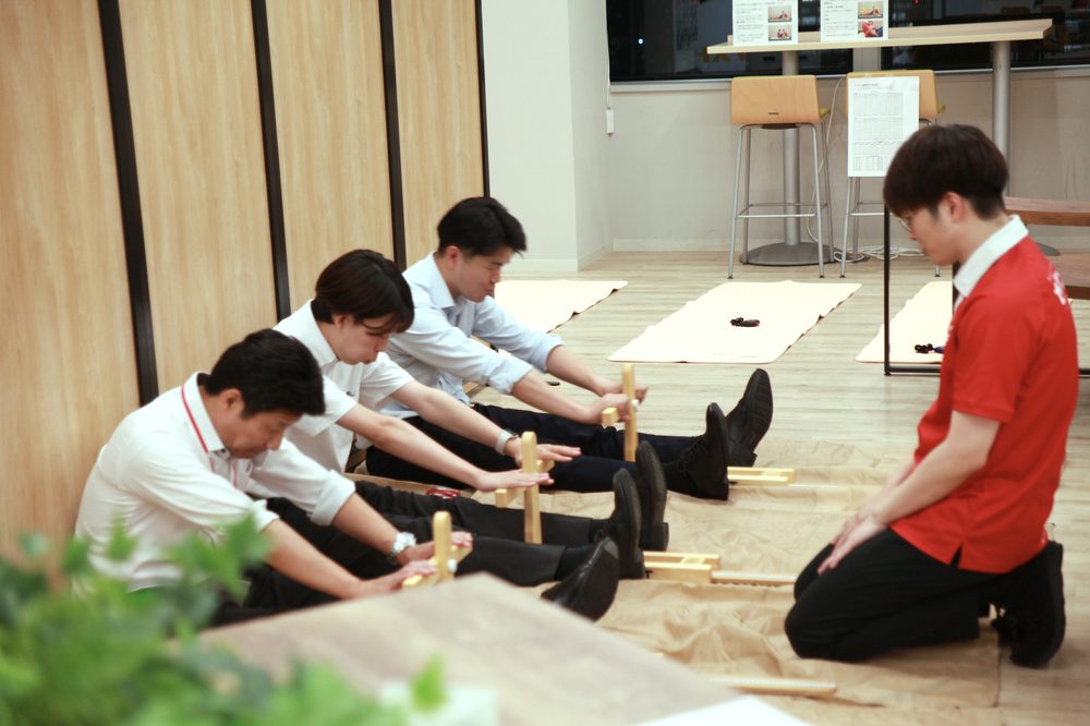 体育館での長座体前屈の測定