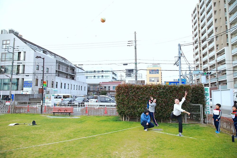 屋外でのボール投げ