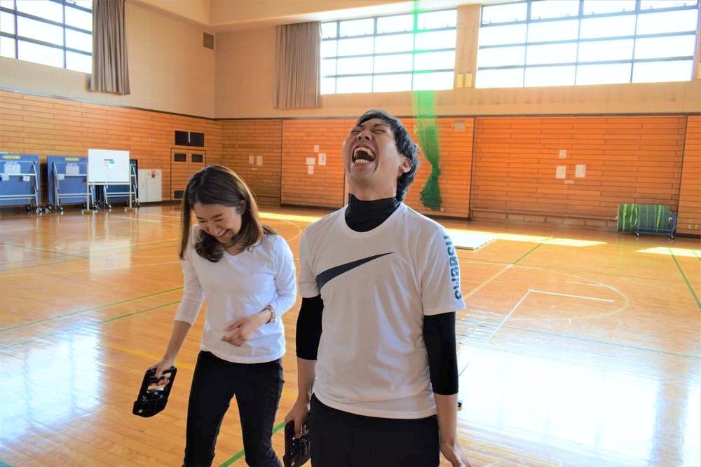 体育館で笑い合う参加者