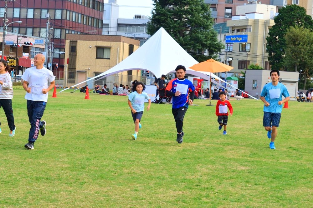 スターテントが立つ屋外会場での開催風景