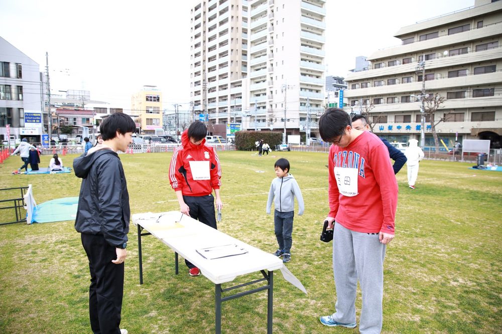 測定記録を確認するスタッフと参加者