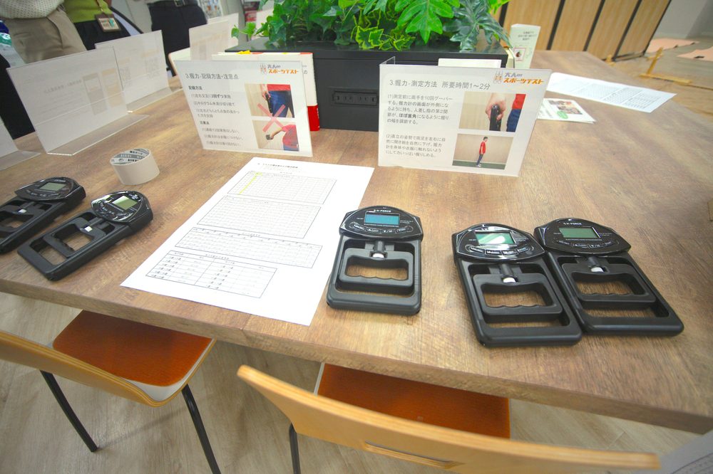 握力測定の器材と受付ブース